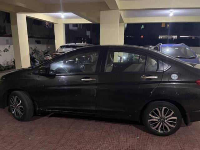 https://images10.gaadi.com/usedcar_image/3680700/original/processed_961dceeb-26a7-44c9-bcb4-513f8ec1206f.jpeg?imwidth=6402