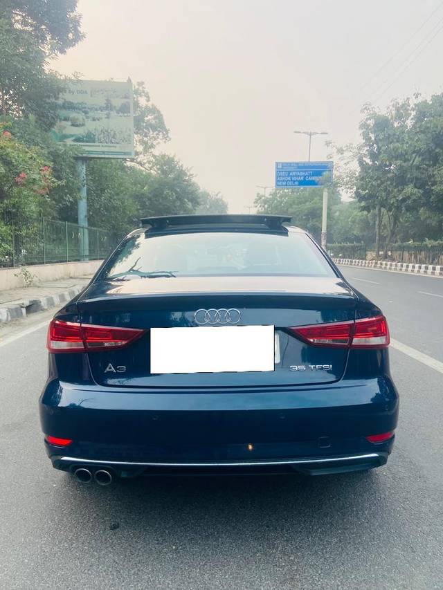 https://images10.gaadi.com/usedcar_image/3680783/original/processed_img2918240__used_car_2918240_1700533385.jpg?imwidth=6402