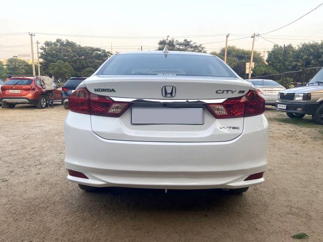 https://images10.gaadi.com/usedcar_image/3680910/original/processed_img2918265__usedcar_img_5390_2918265_1700543803.jpg?imwidth=6402