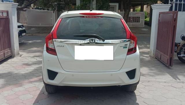 https://images10.gaadi.com/usedcar_image/3681014/original/processed_img2918312__usedcar_18_5701700547281_1700547316.jpeg?imwidth=6401