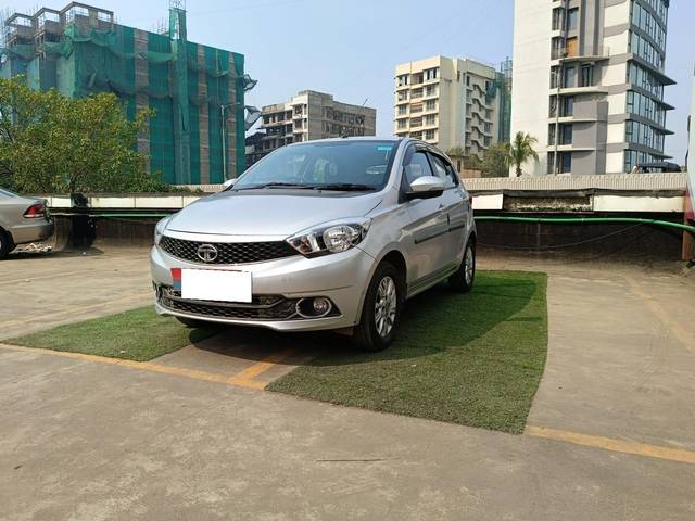 https://images10.gaadi.com/usedcar_image/3681022/original/processed_img2918316__used_car_2918316_1701518708.jpg?imwidth=6402