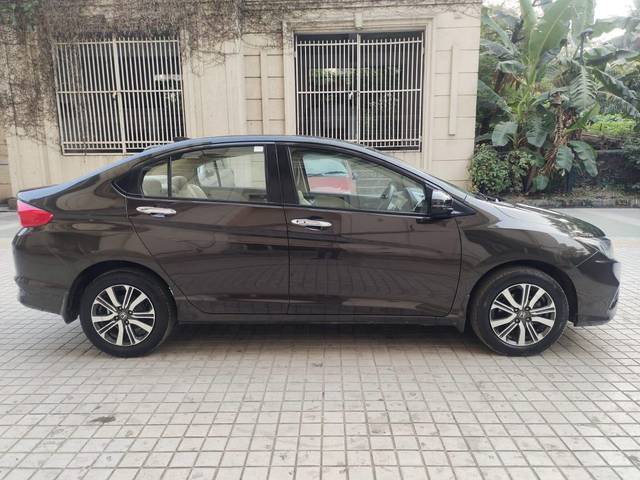 https://images10.gaadi.com/usedcar_image/3681156/original/processed_img2918393__used_car_2918393_1700552026.jpg?imwidth=6401