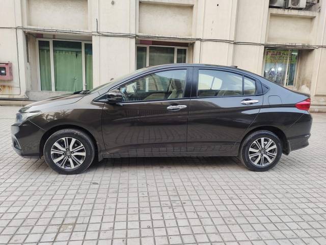 https://images10.gaadi.com/usedcar_image/3681156/original/processed_img2918393__used_car_2918393_1700552033.jpg?imwidth=6402