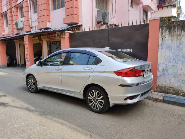 https://images10.gaadi.com/usedcar_image/3681189/original/processed_img2918409__used_car_2918409_1700553409.jpg?imwidth=6402