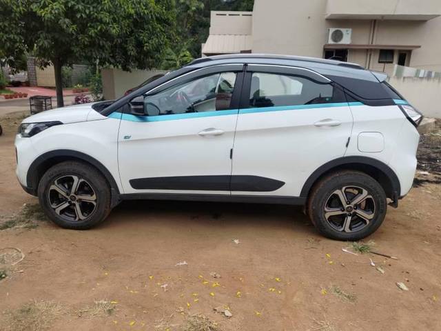 https://images10.gaadi.com/usedcar_image/3681226/original/processed_b75568a8-bb47-4d81-a13a-cb6926a78a8e.jpeg?imwidth=6402