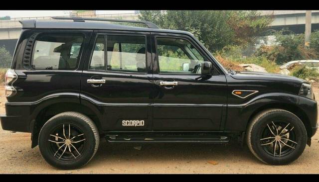 https://images10.gaadi.com/usedcar_image/3681228/original/processed_img2918424__used_car_2918424_1700555328.jpg?imwidth=6401