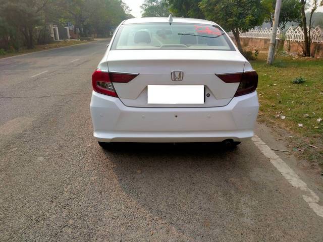 https://images10.gaadi.com/usedcar_image/3681379/original/processed_img2918504__used_car_2918504_1700560699.jpg?imwidth=6402