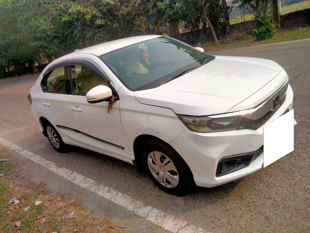 https://images10.gaadi.com/usedcar_image/3681379/original/processed_img2918504__used_car_2918504_1700560722.jpg?imwidth=6400