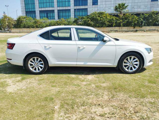 https://images10.gaadi.com/usedcar_image/3681666/original/img2918660__used_car_2918660_1700569828.jpg?imwidth=6401