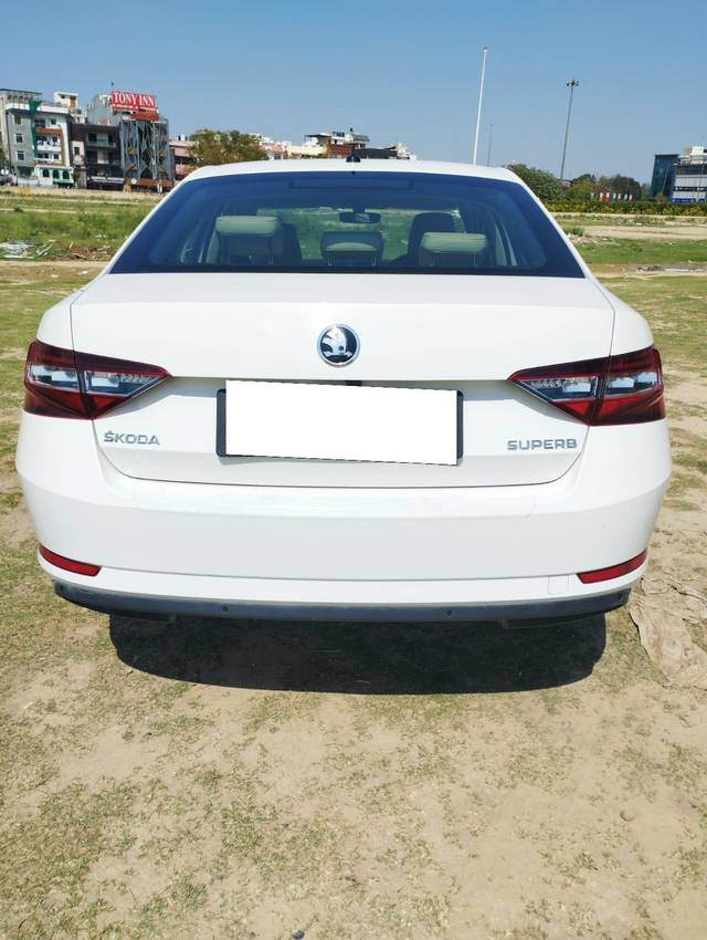 https://images10.gaadi.com/usedcar_image/3681666/original/processed_img2918660__used_car_2918660_1700569825.jpg?imwidth=6402