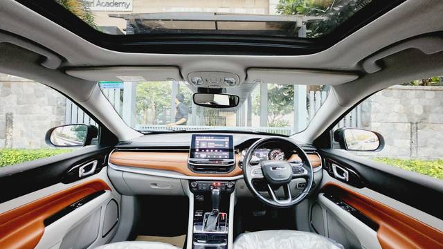 https://images10.gaadi.com/usedcar_image/3681703/original/img2918685__used_car_2918685_1700571173.jpg?imwidth=6402