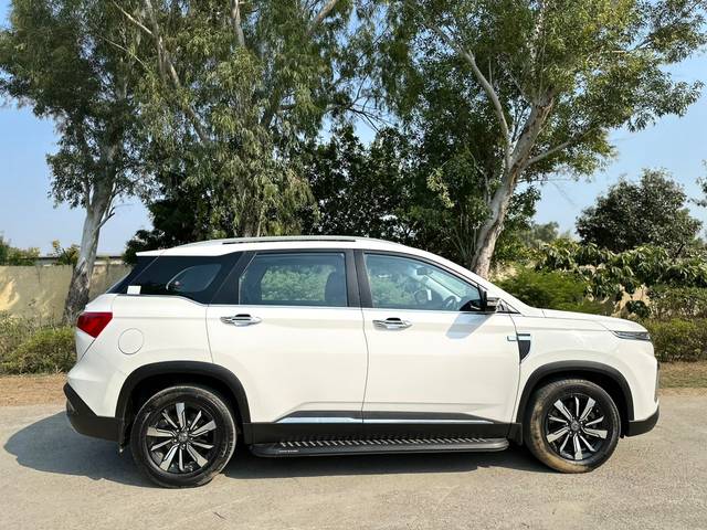 https://images10.gaadi.com/usedcar_image/3681709/original/img2918689__used_car_2918689_1700571097.jpg?imwidth=6401