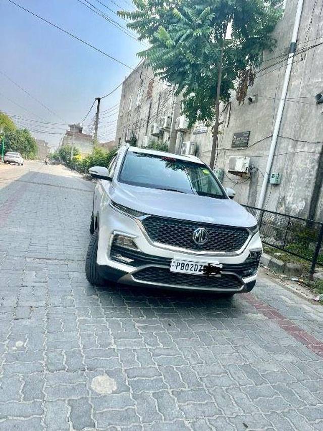 https://images10.gaadi.com/usedcar_image/3682105/original/processed_b4baaaaf-4d24-4ed5-b038-59ace2b796df.jpeg?imwidth=6400
