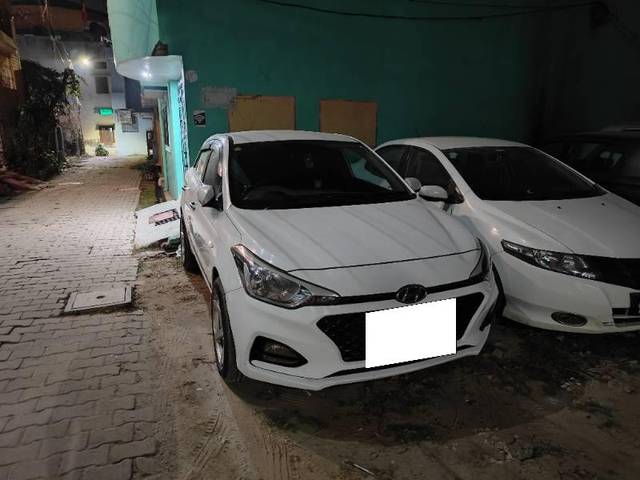https://images10.gaadi.com/usedcar_image/3682153/original/processed_29d8e509-ce93-47ca-90bf-25922145d900.jpg?imwidth=6400