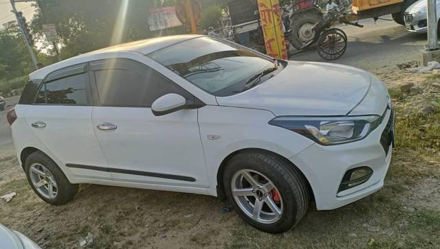 https://images10.gaadi.com/usedcar_image/3682153/original/processed_3a10dc73-2ee7-47bd-b8ca-a22d1a881564.jpg?imwidth=6401