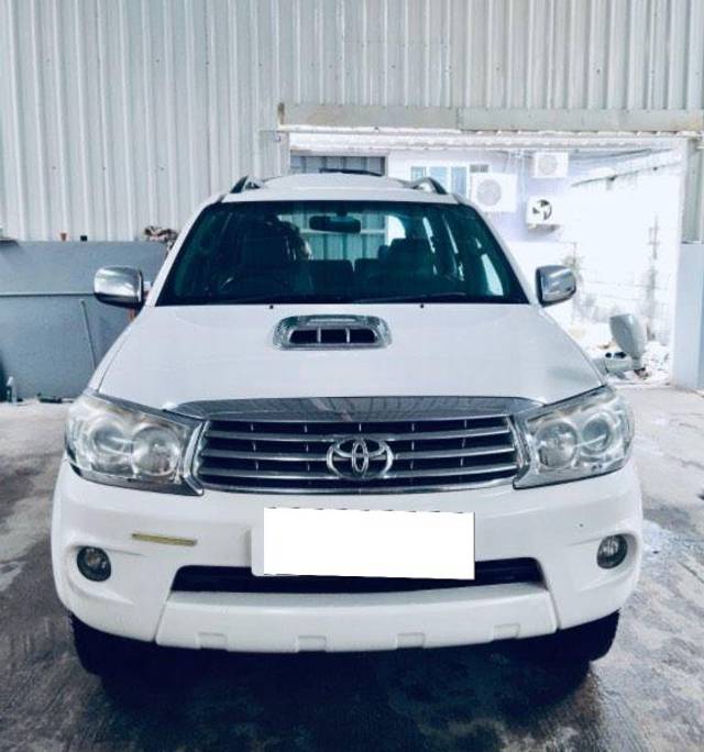 https://images10.gaadi.com/usedcar_image/3682471/original/processed_d5201caa-868d-4a25-9a88-64d182eb95cb.jpeg?imwidth=6402