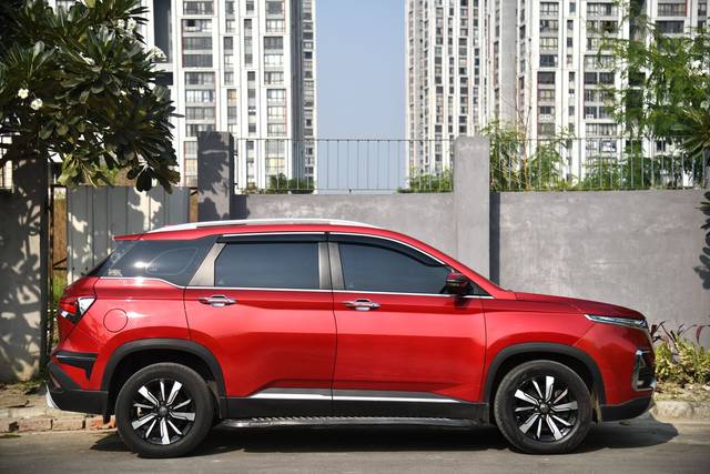 https://images10.gaadi.com/usedcar_image/3682607/original/img2919016__used_car_2919016_1700637984.jpg?imwidth=6401