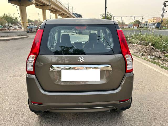 https://images10.gaadi.com/usedcar_image/3682810/original/processed_img2919135__used_car_2919135_1700643694.jpg?imwidth=6401