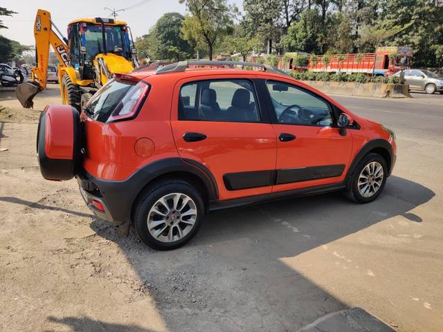 https://images10.gaadi.com/usedcar_image/3682841/original/processed_img2919152__used_car_2919152_1700658638.jpg?imwidth=6401