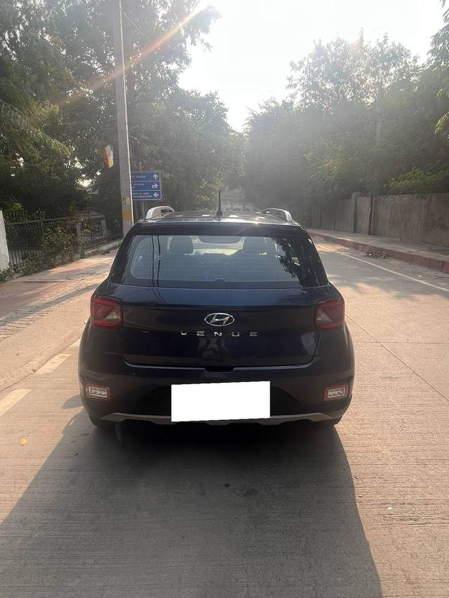 https://images10.gaadi.com/usedcar_image/3682893/original/processed_img2919184__used_car_2919184_1700646358.jpg?imwidth=6402
