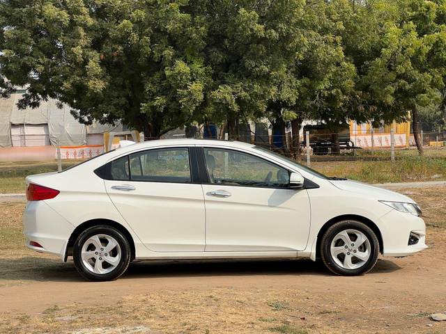 https://images10.gaadi.com/usedcar_image/3682948/original/processed_img2919211__used_car_2919211_1700648489.JPG?imwidth=6401