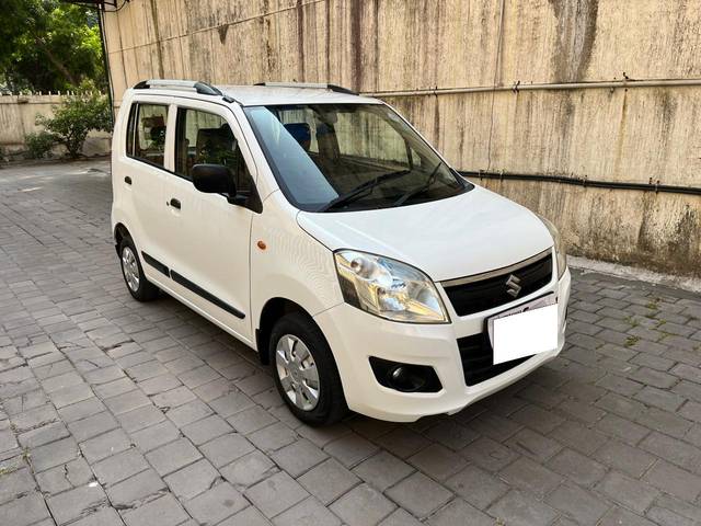 https://images10.gaadi.com/usedcar_image/3682980/original/processed_img2919235__used_car_2919235_1700805064.jpg?imwidth=6400