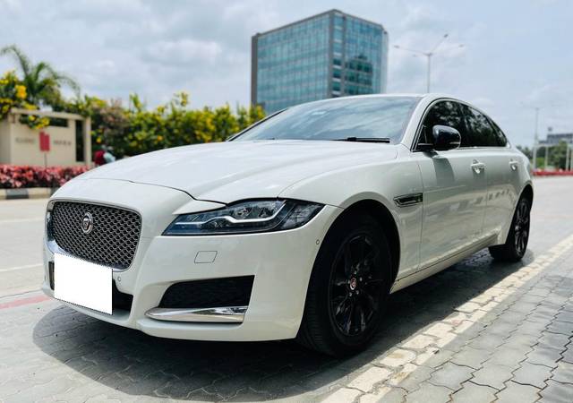 https://images10.gaadi.com/usedcar_image/3683030/original/processed_img2919259__used_car_2919259_1700650728.jpg?imwidth=6402