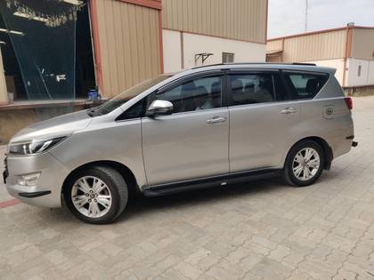 Toyota Innova Crysta 2.4 ZX MT BSIV Toyota Innova Crysta 2.4 ZX MT BSIV