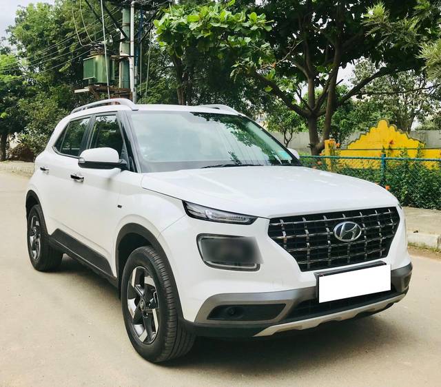 https://images10.gaadi.com/usedcar_image/3683139/original/processed_img2919323__used_car_2919323_1700654094.jpg?imwidth=6400