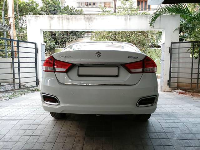 https://images10.gaadi.com/usedcar_image/3683372/original/processed_img2919453__usedcar_img20231121172814_2021700660857_1700661016.jpg?imwidth=6401