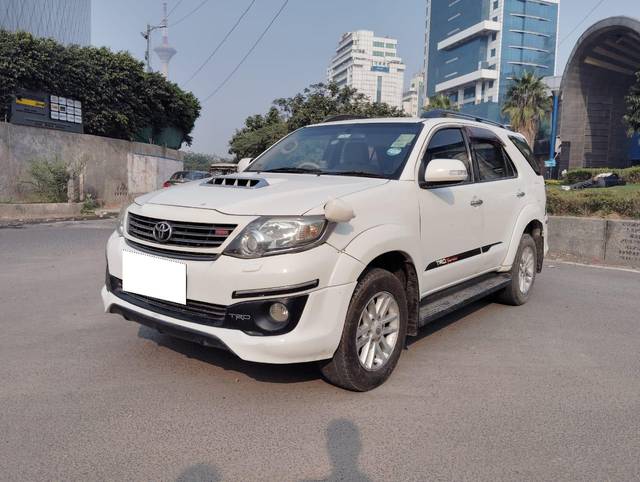 https://images10.gaadi.com/usedcar_image/3683380/original/processed_img2919456__used_car_2919456_1700661546.jpg?imwidth=6402