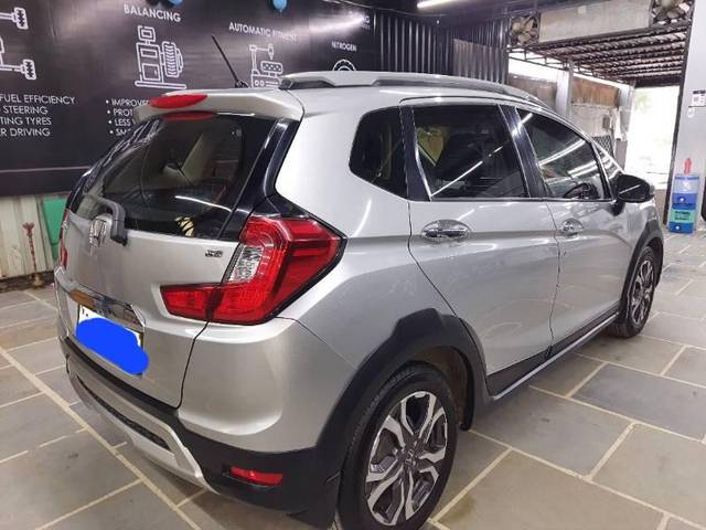 https://images10.gaadi.com/usedcar_image/3683683/original/processed_9d9f8196-477e-4134-9ba6-33a02e612679.jpg?imwidth=6402