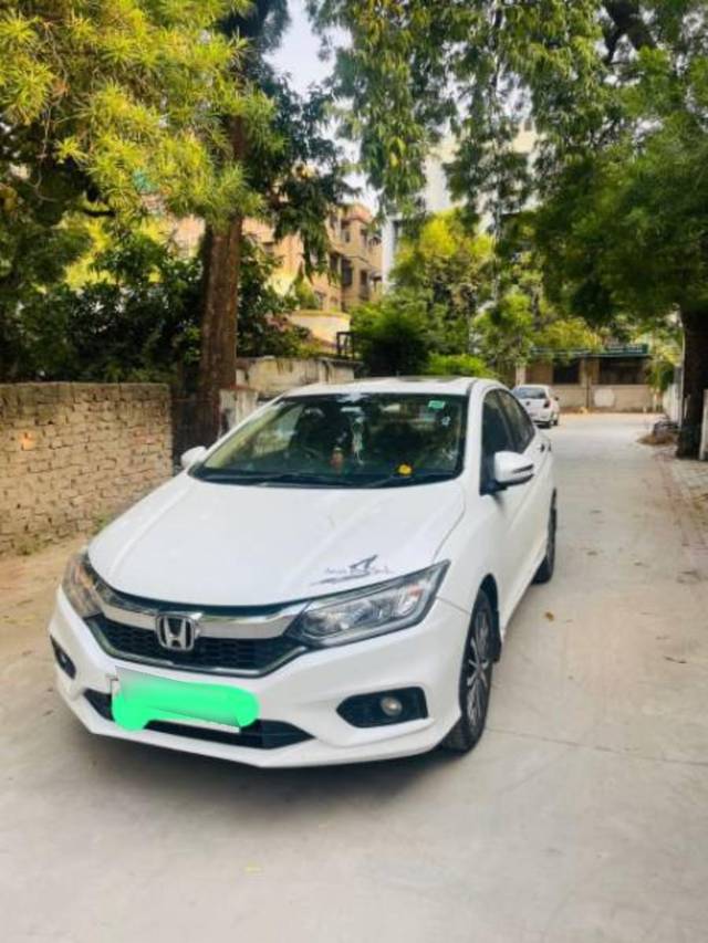 https://images10.gaadi.com/usedcar_image/3683684/original/processed_f7b92b9d-63ff-4b2d-bca4-a640e1979c75.jpg?imwidth=6402