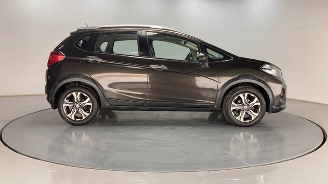 https://images10.gaadi.com/usedcar_image/3683831/original/img2919526__usedcar_f3_276591700715036_1700715043.jpg?imwidth=6401