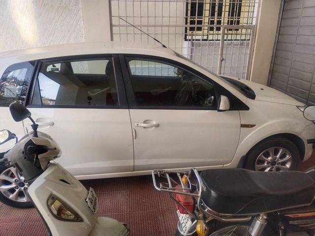 https://images10.gaadi.com/usedcar_image/3683859/original/processed_f04d7298-7f92-4fd0-9035-0ee5f8a62b4e.jpeg?imwidth=6400