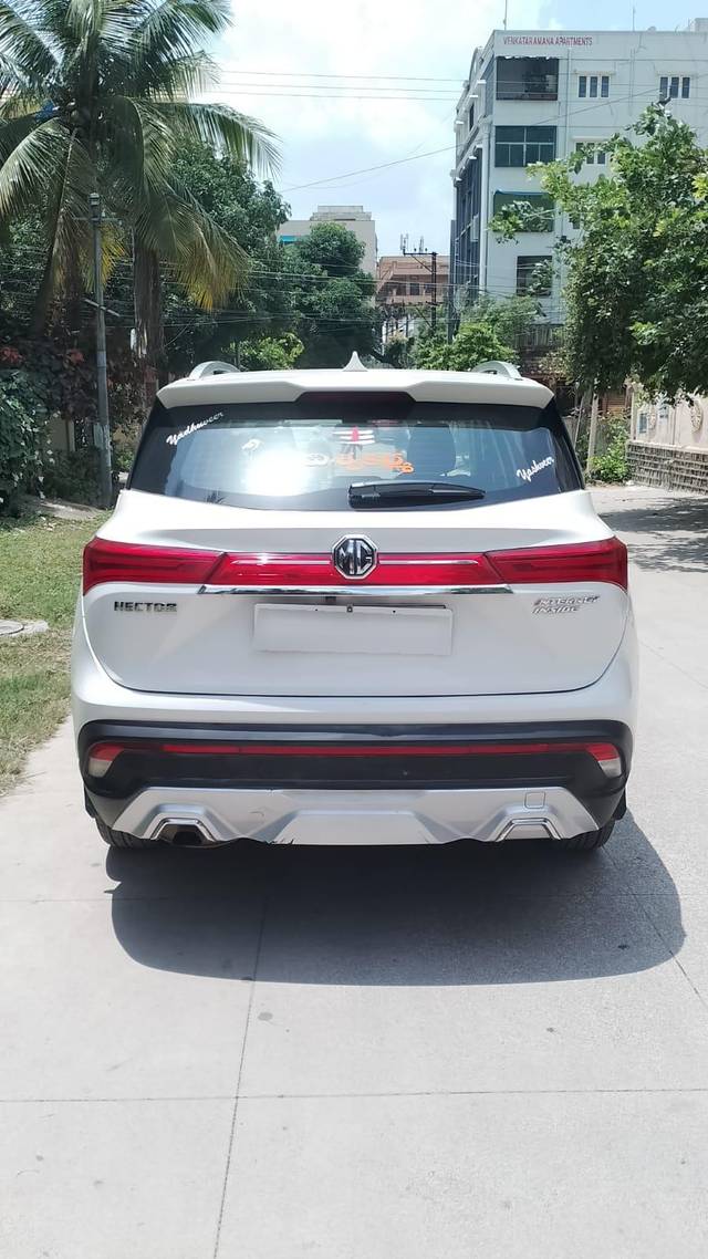 https://images10.gaadi.com/usedcar_image/3683864/original/processed_img2919536__used_car_2919536_1700717037.jpg?imwidth=6402