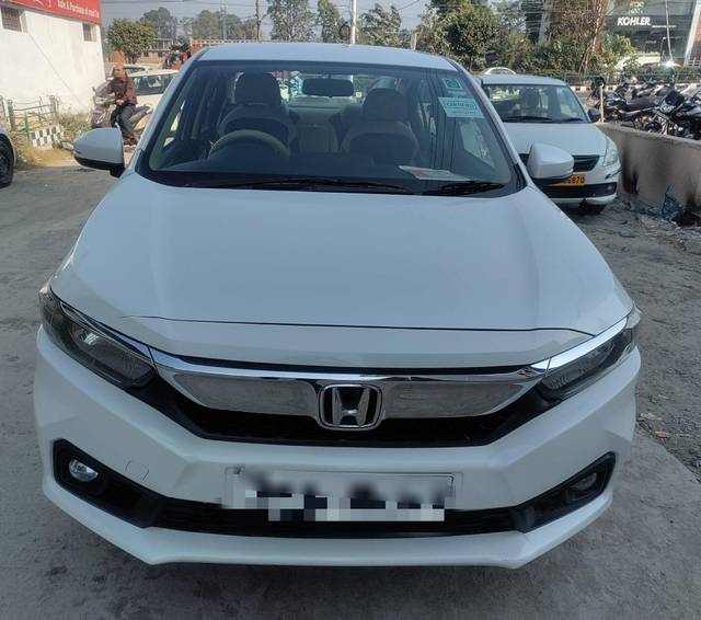 https://images10.gaadi.com/usedcar_image/3683965/original/processed_img2919585__used_car_2919585_1700719935.jpg?imwidth=6400