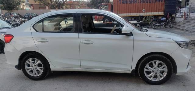 https://images10.gaadi.com/usedcar_image/3683965/original/processed_img2919585__used_car_2919585_1700719937.jpg?imwidth=6402
