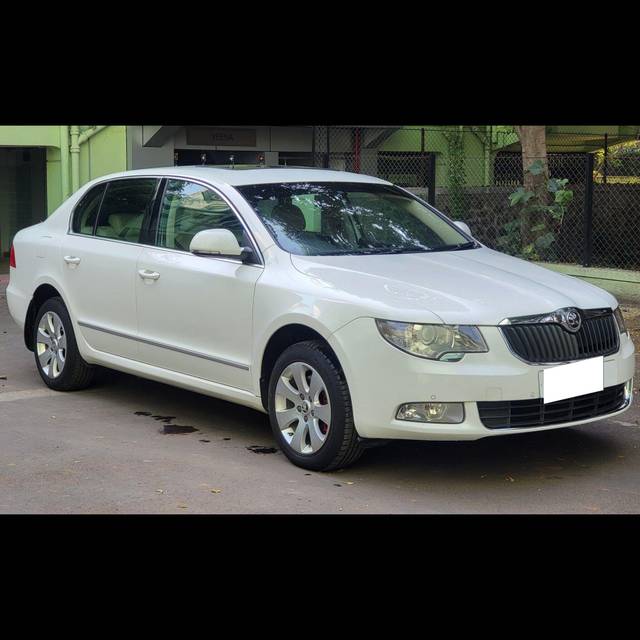 https://images10.gaadi.com/usedcar_image/3683991/original/processed_img2919601__used_car_2919601_1700720824.jpg?imwidth=6400