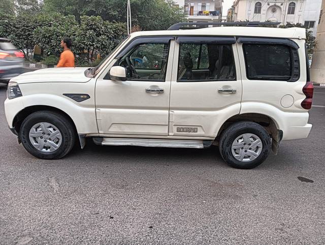 https://images10.gaadi.com/usedcar_image/3684043/original/processed_img2919632__used_car_2919632_1700721623.jpg?imwidth=6402