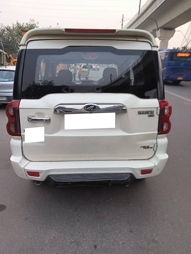 https://images10.gaadi.com/usedcar_image/3684043/original/processed_img2919632__used_car_2919632_1700721648.jpg?imwidth=6401
