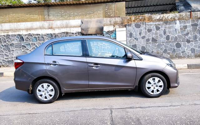 https://images10.gaadi.com/usedcar_image/3684330/original/img2919774__used_car_2919774_1700730771.jpg?imwidth=6402