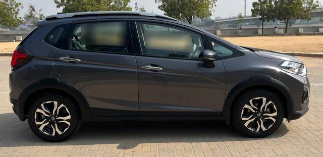 https://images10.gaadi.com/usedcar_image/3684404/original/processed_img2919809__usedcar_9_11461700731941_1700731973.jpg?imwidth=6401