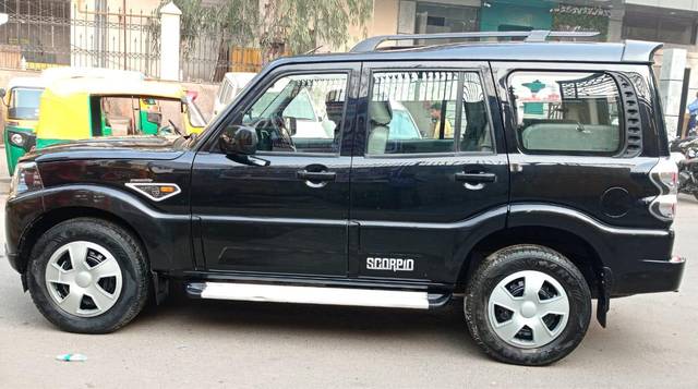 https://images10.gaadi.com/usedcar_image/3684577/original/processed_img2919930__used_car_2919930_1700736377.jpg?imwidth=6402