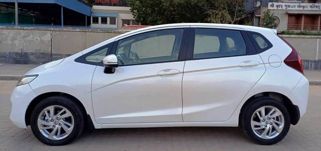 https://images10.gaadi.com/usedcar_image/3684663/original/processed_img2919983__usedcar_img_20231018_wa0051_7201700739237_1700739248.jpg?imwidth=6402