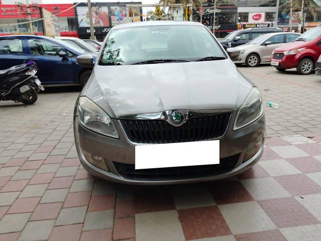 https://images10.gaadi.com/usedcar_image/3684666/original/processed_img2919984__used_car_2919984_1700739475.jpg?imwidth=6402