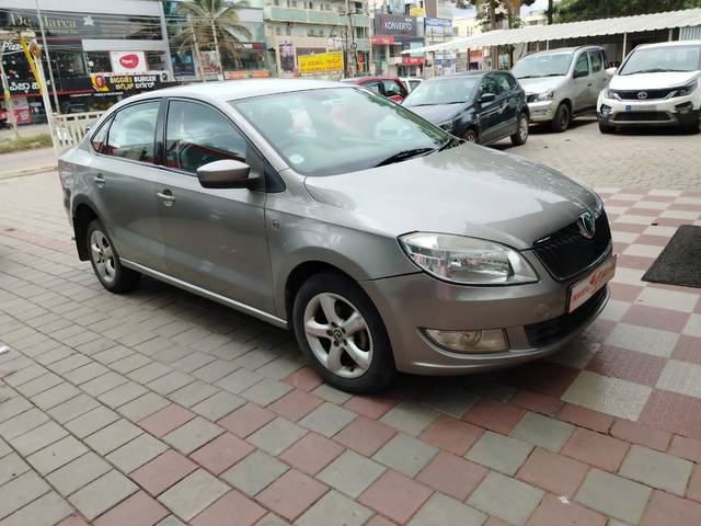 https://images10.gaadi.com/usedcar_image/3684666/original/processed_img2919984__used_car_2919984_1700739481.jpg?imwidth=6400