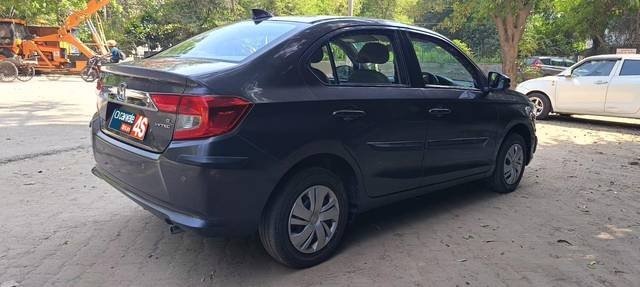 https://images10.gaadi.com/usedcar_image/3684711/original/processed_img2920013__used_car_2920013_1700741068.jpg?imwidth=6401