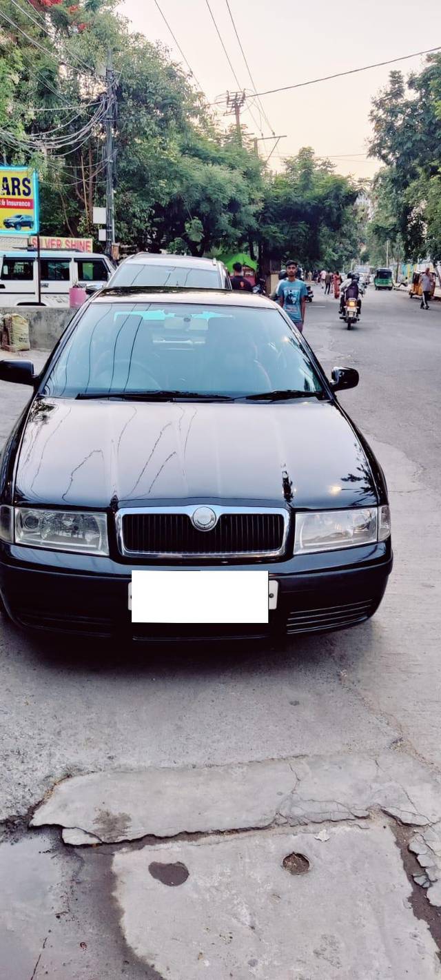 https://images10.gaadi.com/usedcar_image/3684948/original/processed_img2920212__used_car_2920212_1700743389.jpg?imwidth=6402