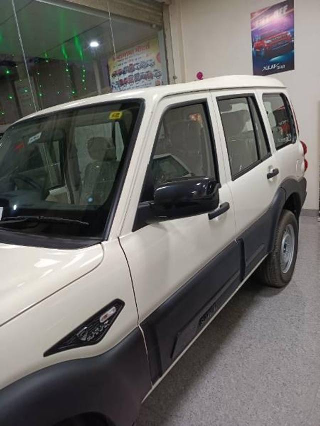https://images10.gaadi.com/usedcar_image/3685048/original/processed_95d6165f-c3ae-4384-82c1-681d45862e25.jpg?imwidth=6401
